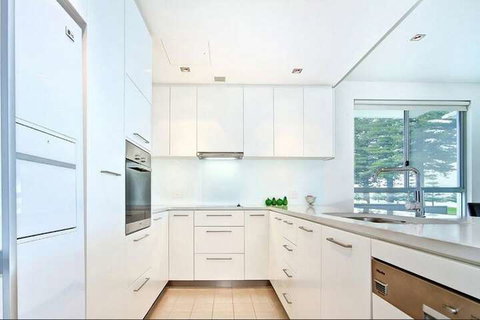 Breeze Beachfront Apartments - Accommodation China 6