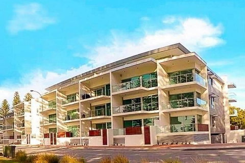Breeze Beachfront Apartments - Accommodation China 1