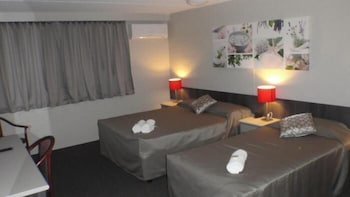 Browns Plains Hotel - Accommodation Guide 2