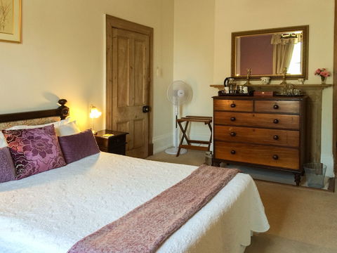 The Racecourse Inn - Accommodation Guide 6