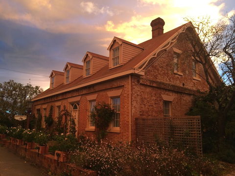 The Racecourse Inn - Accommodation Guide 1