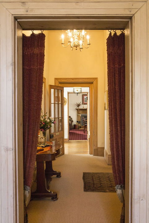 The Racecourse Inn - Accommodation Guide 2