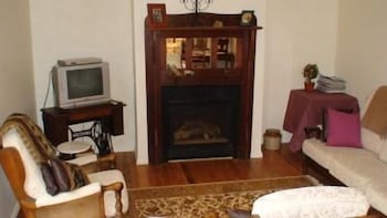 Albury Cottages - Accommodation Asia 3
