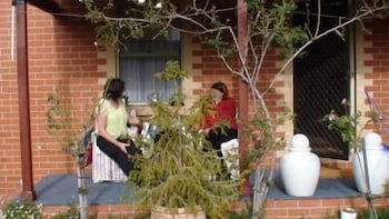 Albury Cottages - Accommodation Asia 6