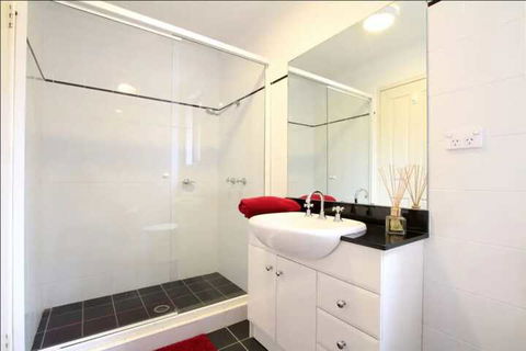 Bondi Beach Garden Apartment - Accommodation Guide 3