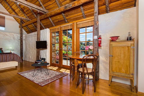 Wagners Cottages - Accommodation Guide 7