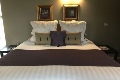 Spa Suites At Raven - Accommodation Asia 5
