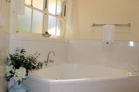 Plumes On The Green Boutique Bed & Breakfast - Accommodation Asia 5