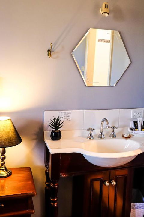Plumes On The Green Boutique Bed & Breakfast - Accommodation Asia 2