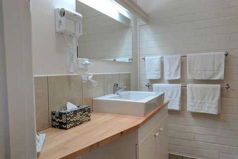 Lake Bolac Motel - Accommodation Guide 4