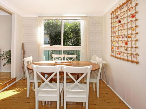 Hayes Beach House Jervis Bay Pet Friendly Award Winner Fireplace - Accommodation Asia 2