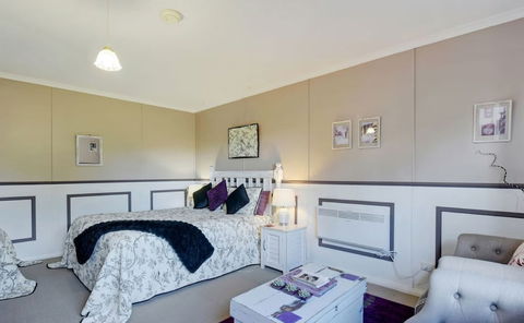 Redcliffe House - Accommodation Guide 3