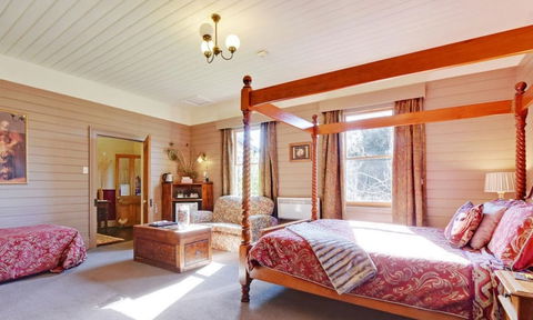 Redcliffe House - Accommodation Guide 2