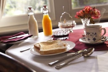 Redcliffe House - Accommodation Guide 6