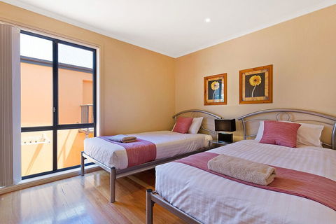 Snug Cove Villas - Accommodation Guide 4