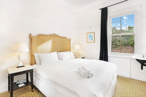 The Robertson Hotel - Accommodation Guide 6