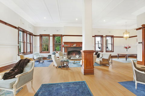 The Robertson Hotel - Accommodation Guide 1
