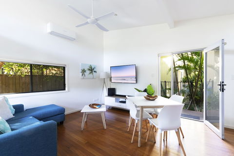 Mobys Beachside Retreat - Accommodation Asia 6