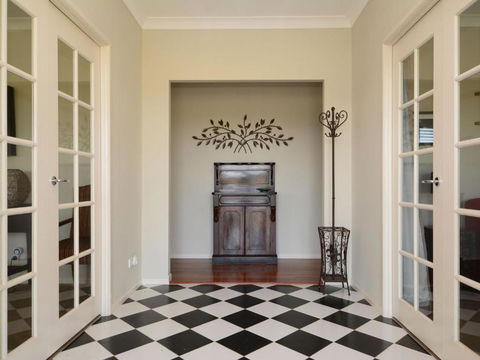 Silver Springs (4br) Cottage With Wifi Views Olives & Space . Fireplace Views Olives & Space - Accommodation Asia 4