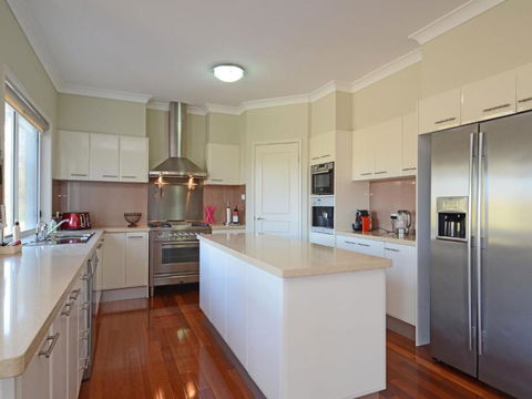 Silver Springs (4br) Cottage With Wifi Views Olives & Space . Fireplace Views Olives & Space - Accommodation Asia 1