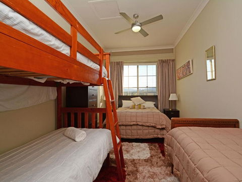 Silver Springs (4br) Cottage With Wifi Views Olives & Space . Fireplace Views Olives & Space - Accommodation Asia 3