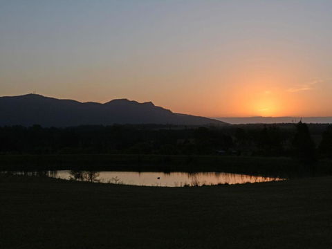 Silver Springs (4br) Cottage With Wifi Views Olives & Space . Fireplace Views Olives & Space - Accommodation Asia 5