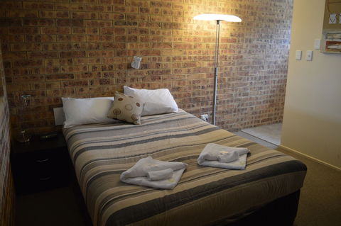 Golden Beach Motor Inn - Accommodation Asia 4