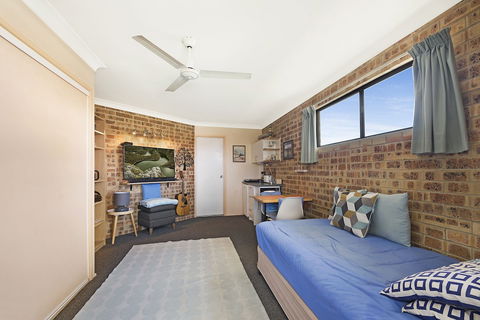 Golden Beach Motor Inn - Accommodation Asia 3