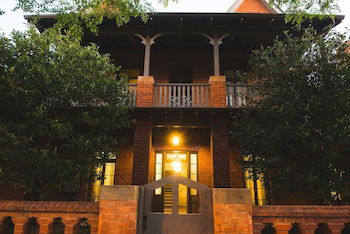 The Houston - Accommodation Guide 4