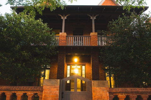 The Houston - Accommodation Guide 5