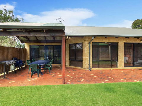 Holiday On The Terrace - Accommodation Guide 4