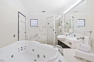 The Coffee House Apartments & Bistro - Accommodation Asia 7