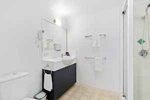 The Coffee House Apartments & Bistro - Accommodation Asia 9