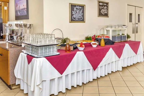 Comfort Inn & Suites Goodearth - Accommodation Asia 9