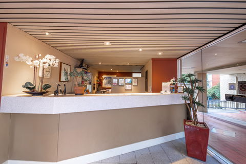 Twin Towers Inn - Accommodation Guide 3