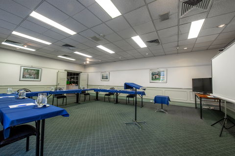 Twin Towers Inn - Accommodation Guide 10