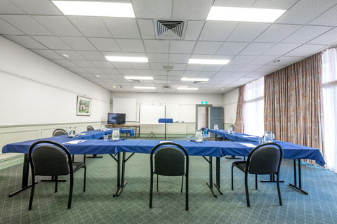 Twin Towers Inn - Accommodation Guide 11