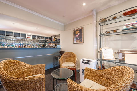 Twin Towers Inn - Accommodation Guide 15