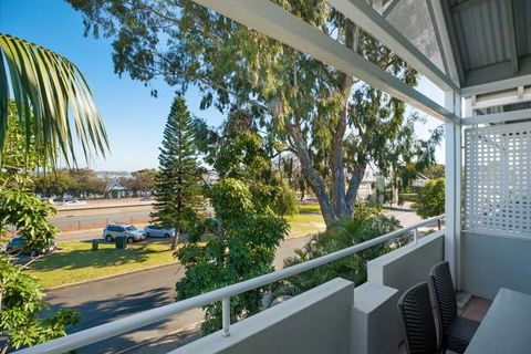 Broadwater Resort Apartments - Accommodation Asia 1