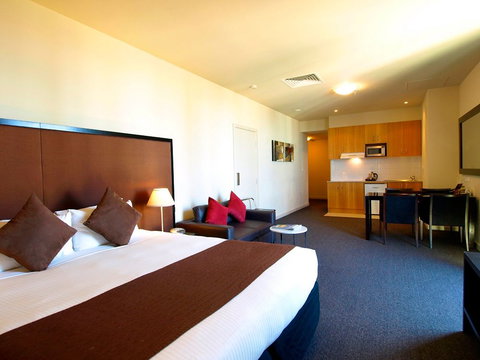 Oaks on Market - Accommodation Guide 1