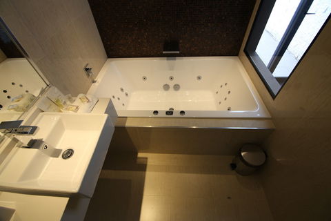 Holiday Inn Warwick Farm - Accommodation Asia 5