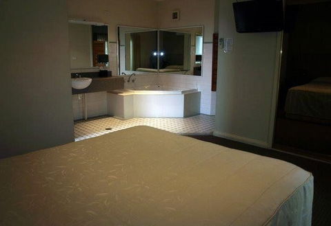 Francis Phillip Motor Inn & The Lodge - Accommodation Asia 2