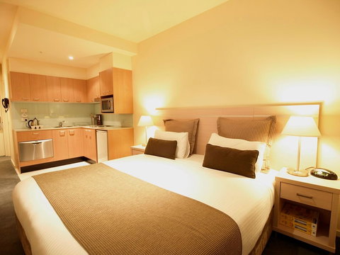 Oaks On Lonsdale - Accommodation Guide 2