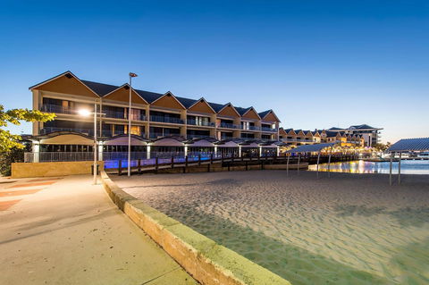 Dolphin Quay Apartment Hotel - Accommodation Asia 0