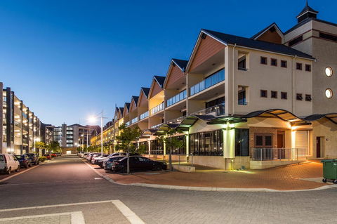 Dolphin Quay Apartment Hotel - Accommodation Asia 1