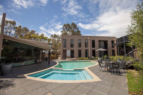Dingley International Hotel - Accommodation Guide 1