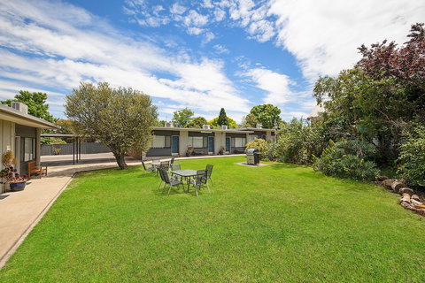 Hamilton Lakeside Motel - Accommodation Guide 1