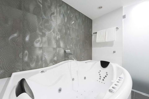 Avenue Hotel Canberra - Accommodation Asia 3