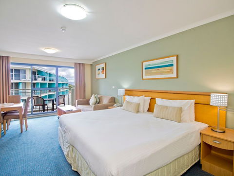 Oaks Waterfront Resort - Accommodation Asia 2