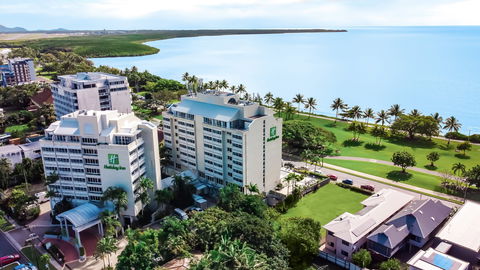 Holiday Inn Cairns Harbourside - Accommodation Asia 2